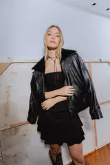 Vestido corto strapless de gamuza negra con volados y detalles de pequeñas piedras brillantes negras.