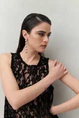 Top negro de encaje floral sin mangas y cuello redondo.