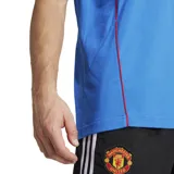 Remera de fútbol Adidas del Manchester United, color celeste con detalles en rojo y blanco. Presenta el logo de Adidas en el pecho y el escudo del Manchester United.
