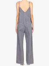 Mono largo de denim gris con escote en V y tirantes finos. Espalda con corte en V.