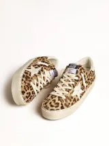 Zapatillas Golden Goose modelo Hi Star con estampado animal print de leopardo, estrella blanca de cuero en el lateral, cordones blancos y suela de goma con inscripciones.