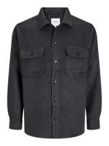 Sobrecamisa de manga larga color gris oscuro, con cierre de botones y bolsillos en el pecho.