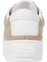 Zapatillas Tommy Hilfiger Essential de lona color beige con plataforma blanca, detalles metálicos dorados y talón en cuero sintético blanco con ribete dorado.