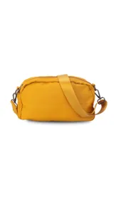 Bandolera color mostaza de nylon con correa larga regulable y desmontable. Tiene un bolsillo frontal con cierre, apertura superior con cierre y dos bolsillos internos.