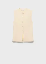 Chaleco negro de punto fino con cuello redondo, sin mangas y cierre frontal con botones.