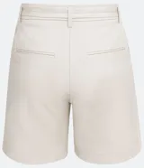 Bermuda color beige de algodón satinado, con bolsillos laterales y traseros, trabillas para cinturón y cinturón con hebilla doble.