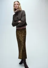 Falda larga marrón con estampado de cocodrilo, cintura elástica y corte evasé.