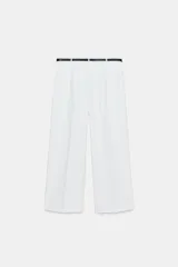 Pantalón culotte color verde oliva, de tiro medio y pierna ancha. Incluye cinturón ajustable con hebilla metálica y cierre lateral con cremallera oculta.