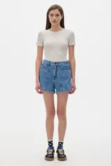 Short de denim celeste, tiro medio, con bolsillos frontales y traseros.