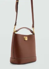 Bolso tipo bucket negro con asa corta y cierre metálico dorado.