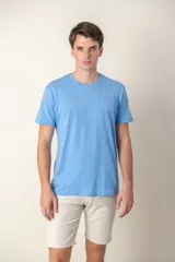 Remera azul con cuello redondo, manga corta, bolsillo en el pecho y logo bordado.
