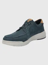 Zapato acordonado color marrón de cuero vacuno con suela blanca de goma.
