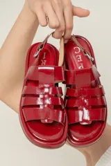 Sandalias rojas estilo cangrejeras confeccionadas en cuero vacuno con plataforma.