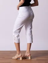 Pantalón capri blanco de gabardina elastizada con pretina ancha elastizada y ruedo con aplique de crochet.