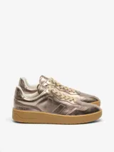 Zapatillas deportivas de cuero color cobre con suela marrón.