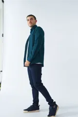 Camisa de viyela roja y azul marino a cuadros, corte slim, con logo bordado, bolsillos con botón y manga larga.