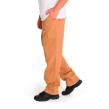 Pantalón cargo de hombre, color negro, corte recto, con bolsillos laterales tipo parche con solapa y bolsillos traseros con solapa. Fabricado en tejido de algodón resistente.