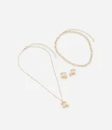 Conjunto de collar y caravanas doradas con colgantes de cerezas. Incluye un collar corto de eslabones, un collar largo de esferas y un par de caravanas con forma de cerezas.
