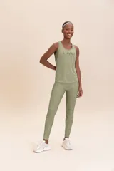 Calza larga color marrón con estampado de la palabra "LIVE!" en diferentes orientaciones.