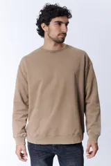 Buzo deportivo color visón con cuello redondo y mangas largas.