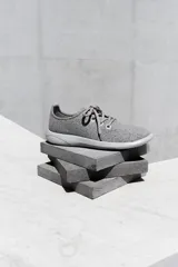 Zapatillas blancas de lana merino, diseño minimalista y atemporal, sin género y para todas las edades. Capellada y forro de lana merino, suela de EVA.