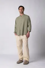 Camisa de lino negra con cuello mao y mangas largas.