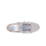 Zapatillas deportivas de punto color beige, con cordones y suela blanca.