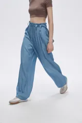 Pantalón celeste de tiro alto, corte ancho y lazo en la cintura.