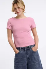 Top blanco de textura arrugada, con cuello redondo y mangas cortas.