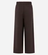 Pantalón de mujer color marrón oscuro, de tiro alto con cintura elástica fruncida y corte ancho recto. Presenta vincos delanteros marcados.