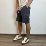 Bermuda cargo gris de gabardina, con bolsillos laterales y traseros.