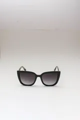 Lentes de sol negros con forma de ojo de gato y cristales degradados.