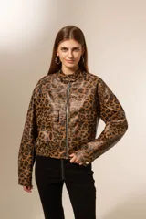 Chaqueta bomber con estampado animal print, cuello mao, cierre frontal y bolsillos con solapa.