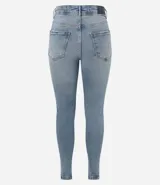 Pantalón de jean skinny liso, color celeste, con bolsillos delanteros y traseros.