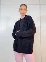 Saco negro de tejido acrílico con diseño abierto y corte largo.