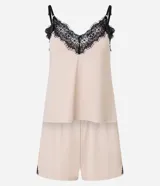 Conjunto de pijama color rosa pálido, compuesto por un top de breteles finos con escote en V y ribete de encaje negro, y un short con cintura elástica y ribete de encaje negro.