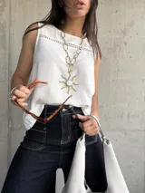 Musculosa blanca de lino con detalle de calado en el escote y sisas.