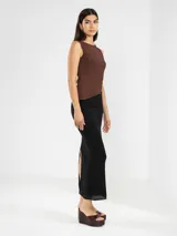 Top sin mangas color rosado, de corte asimétrico.