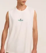 Musculosa de algodón color blanco crudo, corte comfort, con cuello redondo y un pequeño estampado central que dice "Traveler" con una palmera.