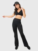 Top deportivo negro con escote cruzado y tirantes dobles.