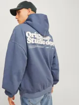 Hoodie azul con capucha y manga larga, de calce oversize y recortado.