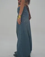 Pantalón de jean celeste de corte ancho con cintura alta y ruedo desflecado.
