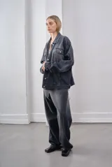 Pantalón de jean gris oscuro, corte amplio y tiro alto.