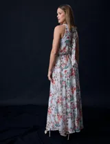 Vestido largo de gasa estampada con flores de colores, escote halter plisado, corte en la cintura elastizado, abertura en la espalda con lazo de ajuste y forro interno a tono.