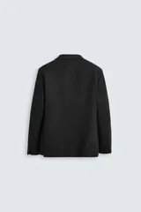 Blazer negro de corte regular fit, confeccionado en tejido con viscosa. Tiene cuello con solapas de muesca, manga larga con puños abotonados, bolsillo de vivo en el pecho, bolsillos de solapa en la cadera, bolsillo interior, aberturas en la espalda y cierre frontal con botones.