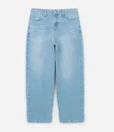 Pantalón de jeans celeste con textura, corte super baggy, cintura con trabillas, cierre tradicional y bolsillos.
