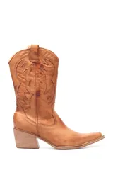Bota texana alta de cuero marrón, con punta afilada y detalle de costura en el empeine.