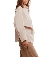 Camisa de algodón a rayas verticales azules y blancas, con cuello clásico, cierre de botones frontal, un bolsillo en el pecho y mangas largas con puños abotonados.