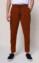 Pantalón de jogging color marrón con corte recto, bolsillos laterales, cintura elástica y cordón de ajuste.