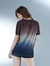 Remera de manga corta con cuello redondo, confeccionada en tejido de malla transparente con efecto degradado que va del marrón oscuro al azul profundo.
